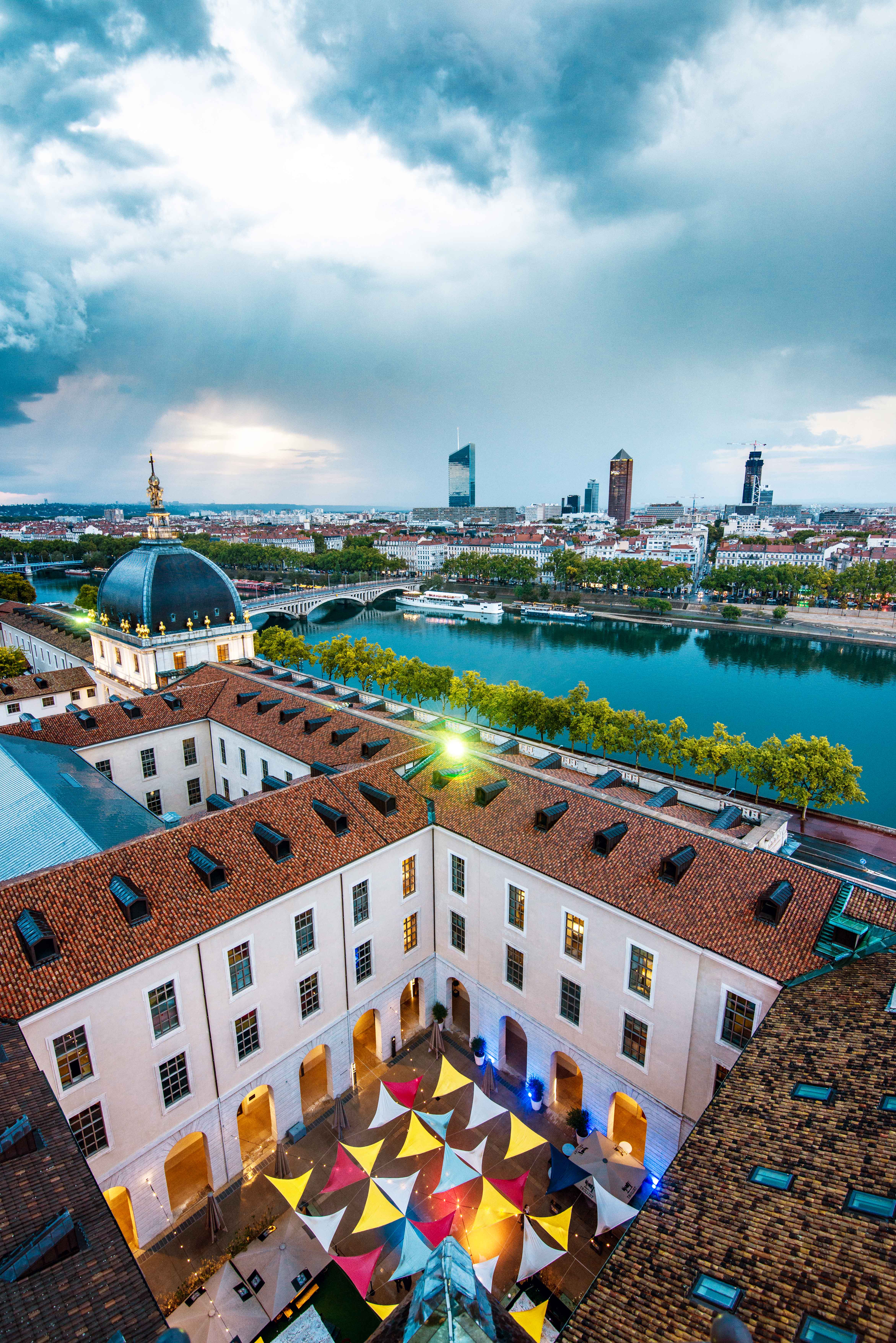 en haut de l'hotel dieu frapeau couleur toile rhone MB