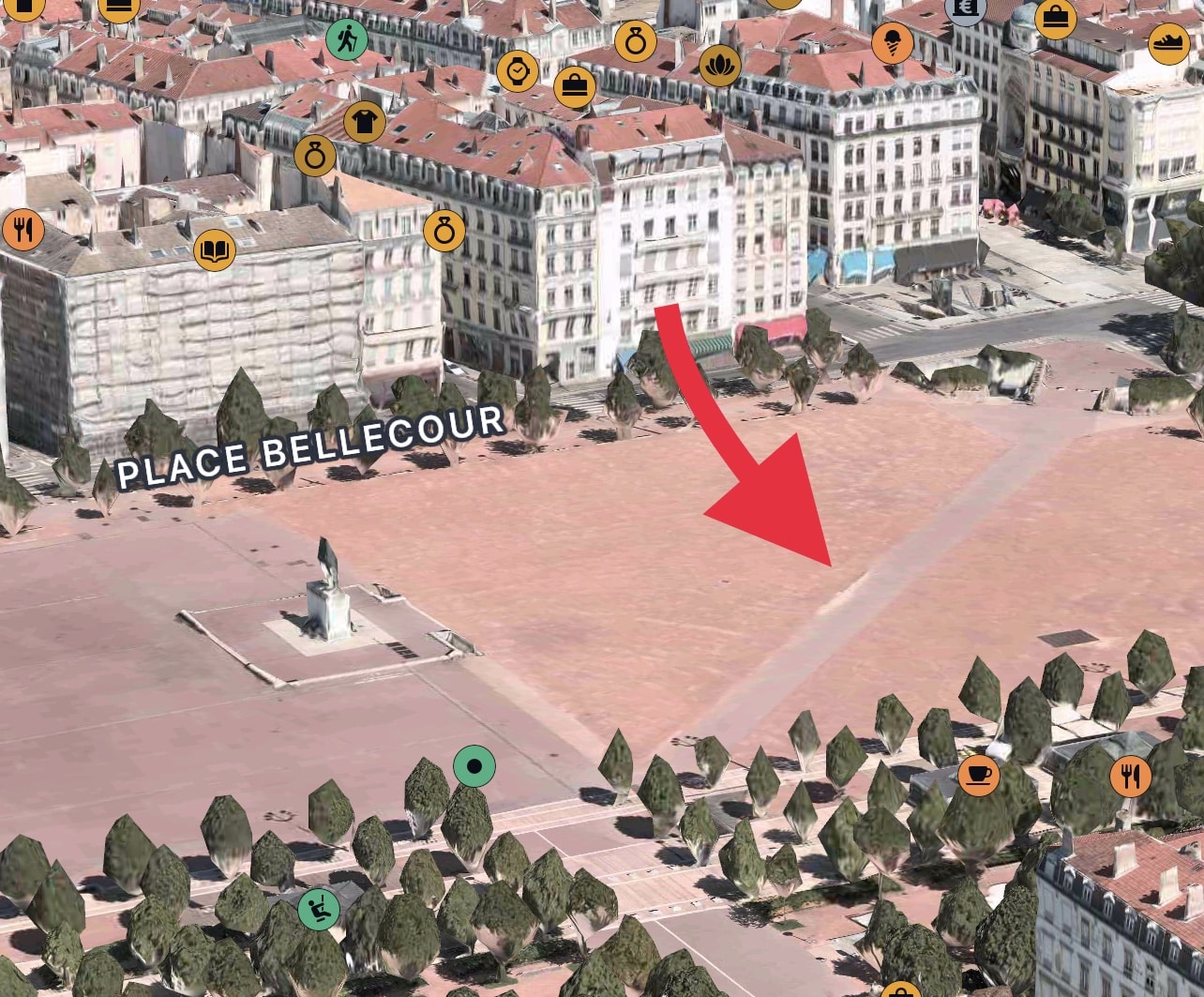 Vue aérienne de la place Bellecour avec une flèche indiquant l'emplacement de la flaque.