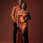 Séance photo couple en studio Fine Art à Lyon, portrait romantique et élégant en lumière douce.