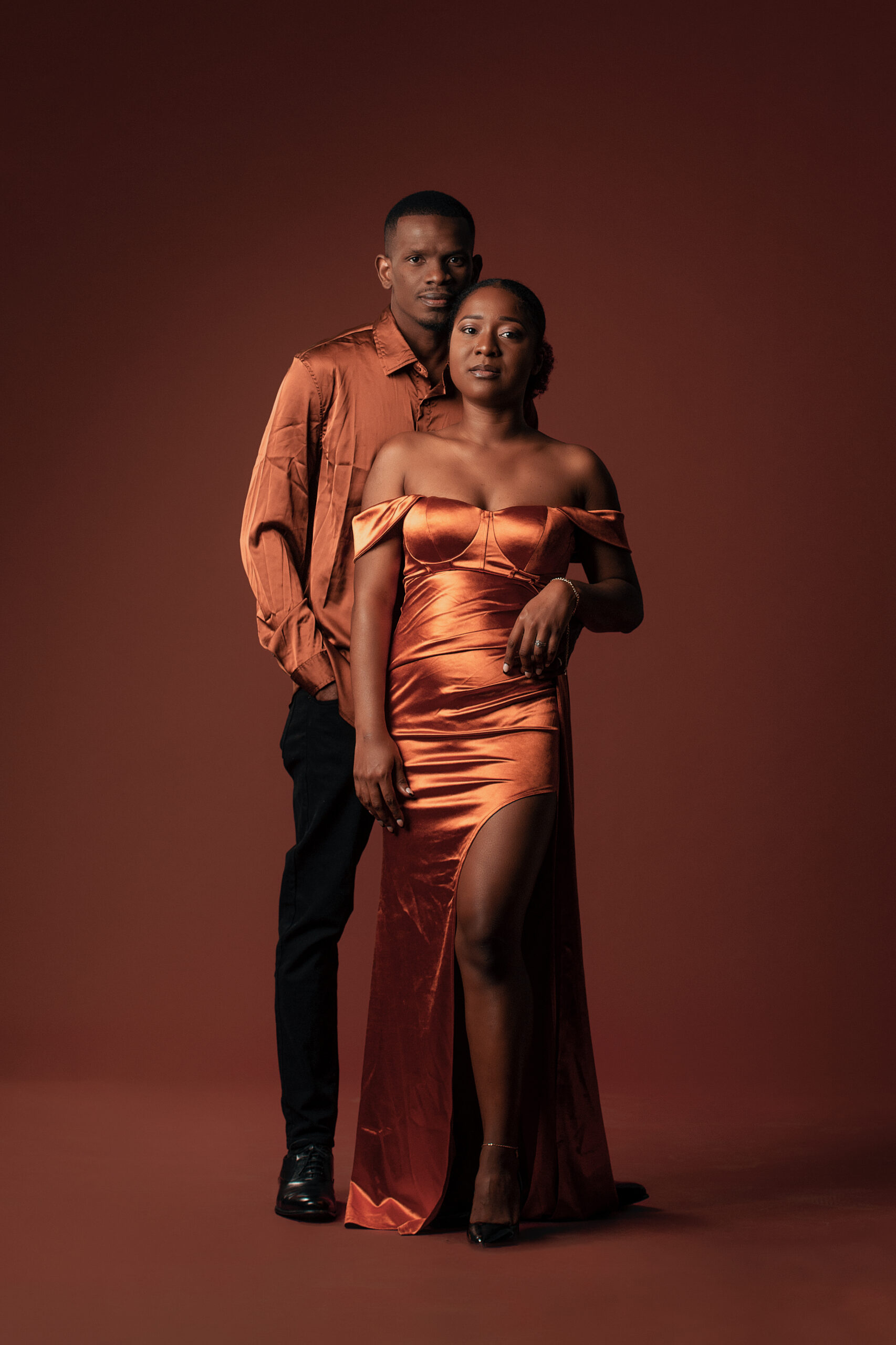 Séance photo couple en studio Fine Art à Lyon, portrait romantique et élégant en lumière douce.
