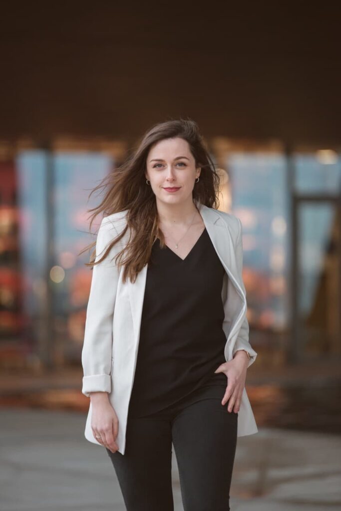 Jeune et jolie Jeunen femme en shooting exterieur dans le centre ville de lyon avec une belle lumière boisée