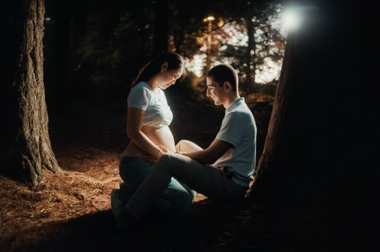 Séance de portrait grossesse en studio extérieur au parc de la tête d'or