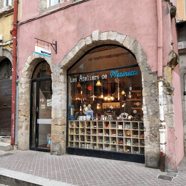 Façade des Ateliers de Marinette à Lyon, boutique spécialisée en matériel photo argentique.