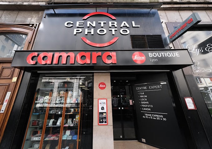 Vitrine de Camara Terreaux à Lyon, magasin spécialisé en matériel photo.