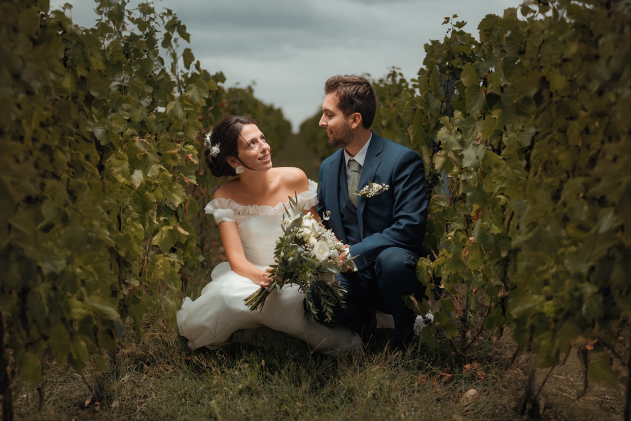 Couple de mariés dans les vignes à Lyon