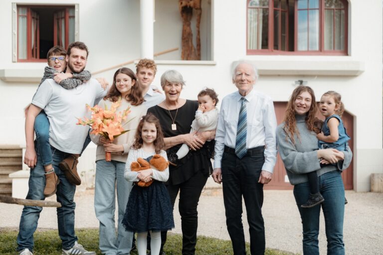 Photo de famille en extérieur à Lyon, capturant un moment de complicité et de bonheur partagé dans un cadre naturel