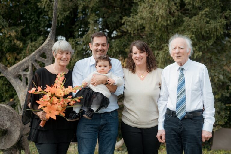 Photo de famille multigénérationnelle réalisée en extérieur à Lyon, capturant des souvenirs chaleureux et authentiques.