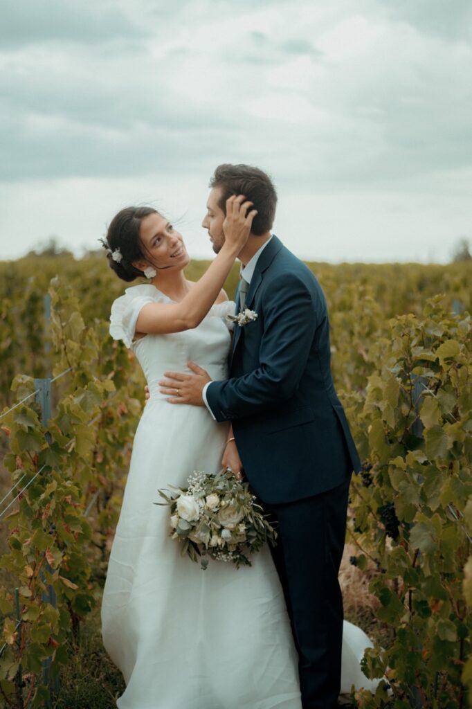 Mariés partageant un moment complice dans les vignes, photo de mariage à Lyon
