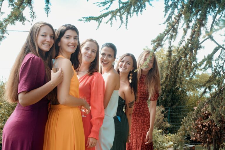 Photo de famille en extérieur à Lyon, capturant un moment de complicité et de bonheur partagé dans un cadre naturel.