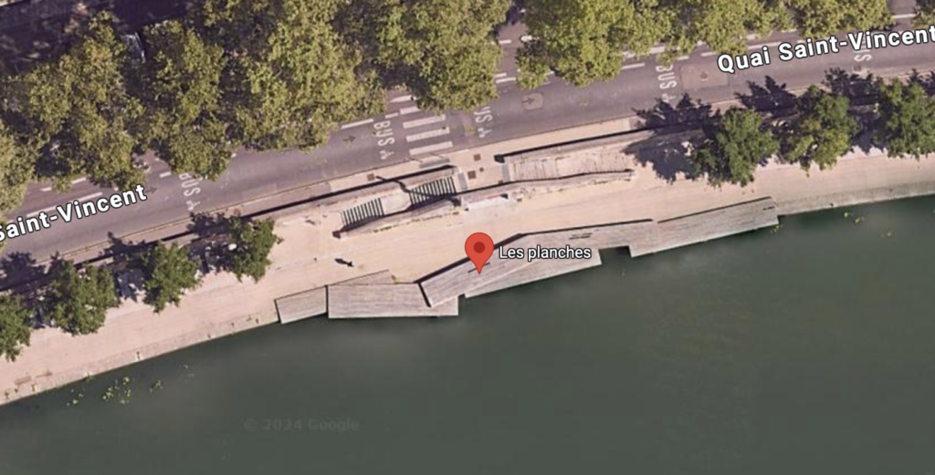 Vue aérienne des Planches sur le Quai Saint-Vincent à Lyon, berges du Rhône avec arbres et passerelle