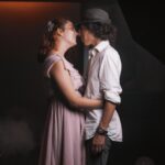 Portrait d’un couple réalisé en studio mobile par Ned Photographie, créant une ambiance intimiste et élégante pour une séance photo à Lyon.