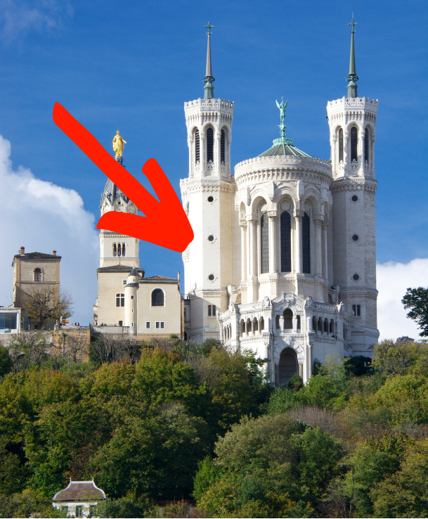 Vue de la Basilique de Fourvière à Lyon avec un repère pour un spot photo incontournable