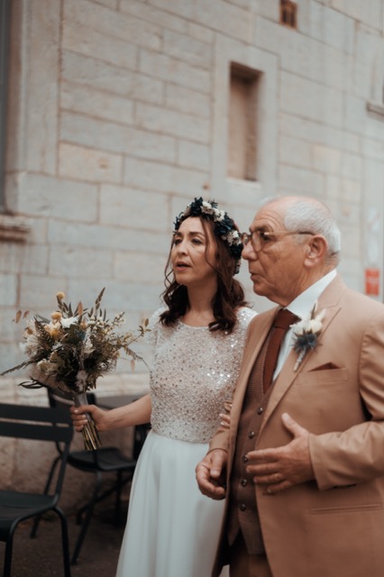 Laureline et son grand-père partageant un moment émouvant lors de son mariage à Lyon, capturé par Ned Photographie.
