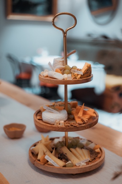 Présentoir gourmand du mariage de Laureline et Ludo, photographié par Ned Photographie à Lyon. Une composition élégante pour un dessert raffiné.