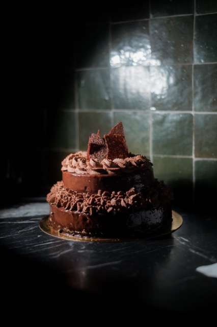 Gâteau de mariage chocolaté capturé lors de la réception de Laureline et Ludo par Ned Photographie, spécialiste du mariage à Lyon.
