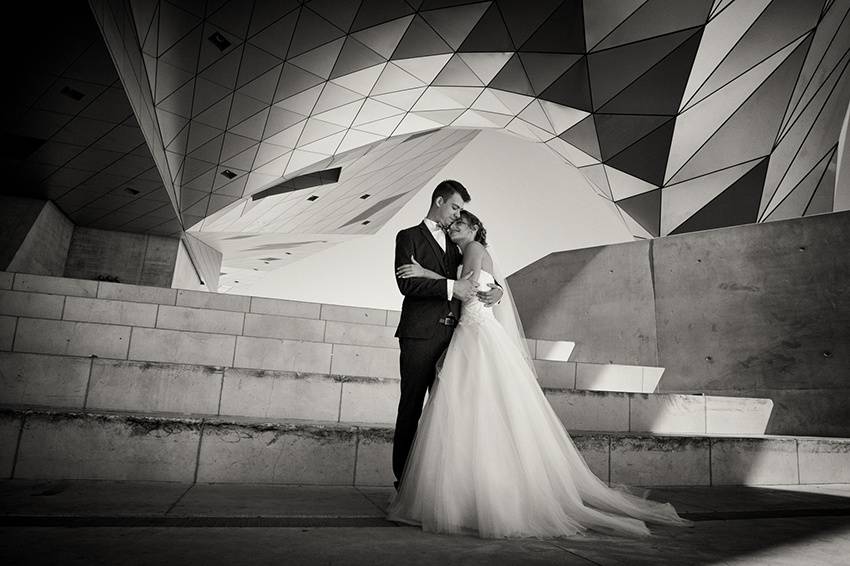 Couple de mariés au Musée des Confluences - Photo élégante en noir et blanc.
