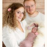 Portrait d'une famille avec un bébé nouveau-né dans les bras avec studio mobile