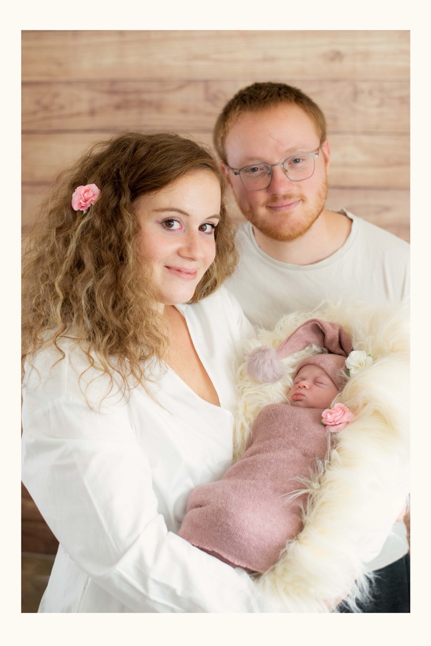 Portrait d'une famille avec un bébé nouveau-né dans les bras avec studio mobile