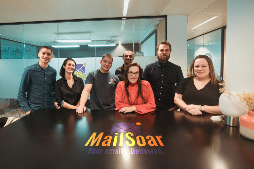 Équipe de Mailsoar en réunion, discutant stratégie visuel et branding