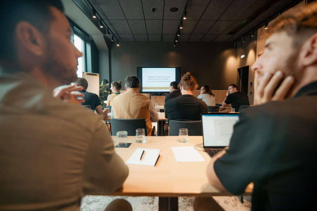 Un groupe de participants attentifs pendant une formation professionnelle