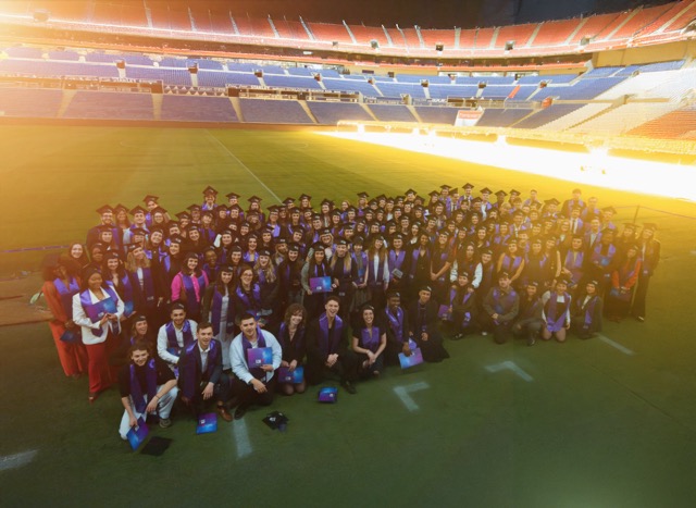 Photo de groupe de la promotion réunie sur la pelouse du stade en fin de journée