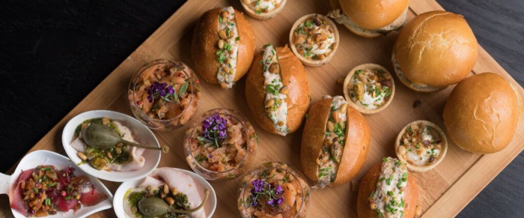 Photographie culinaire professionnelle de burgers gastronomiques pour carte de restaurant
