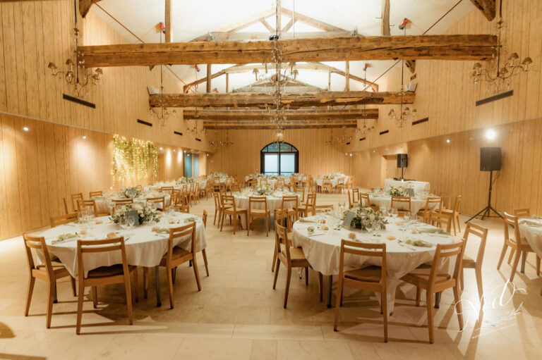 Salle de réception mariage rustique avec poutres en bois