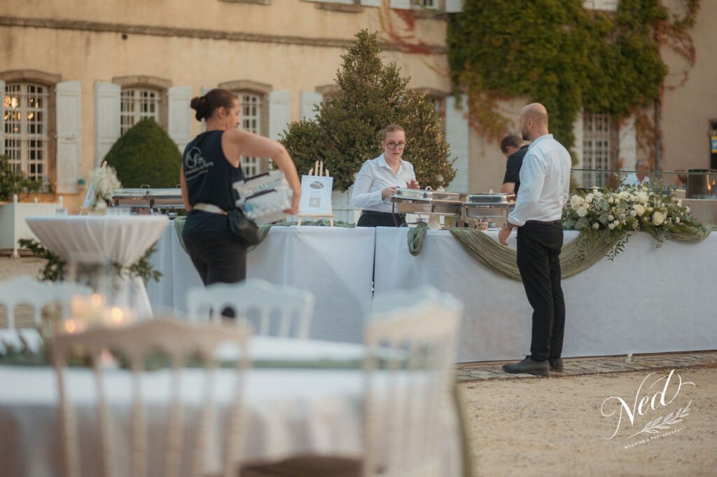 Buffet traiteur élégant lors d'une réception photographié avant le service
