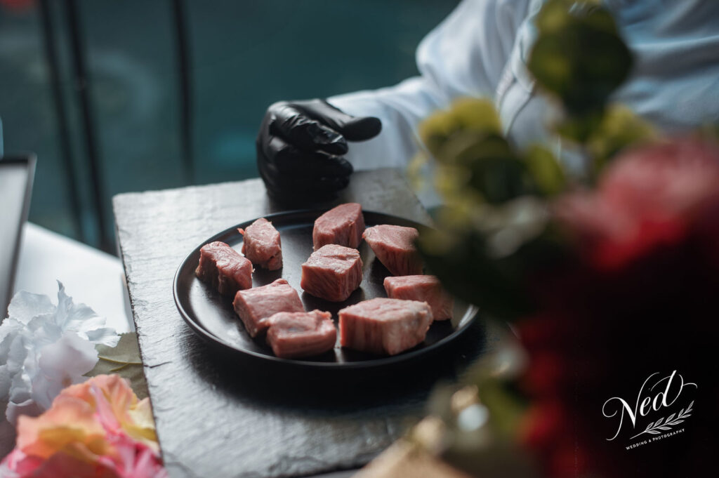 Chef préparant des plats en cuisine professionnelle pour une séance de photographie culinaire