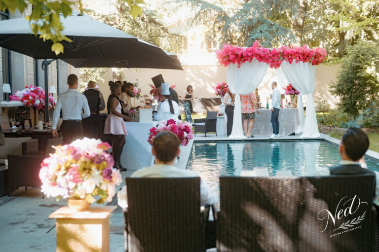 Événement d'entreprise élégant au bord de piscine avec décoration florale professionnelle - Photographie événementielle corporate