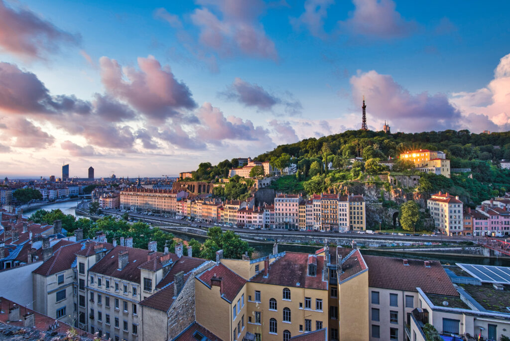 Lueurs du matin à Lyon : la colline de Fourvière éclairée par les premières lueurs depuis le Jardin des Chartreux