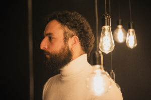 Alexandre, modèle photo amateur, photographié en studio lors d’un stage photo à Lyon avec travail du portrait de profil et de la lumière