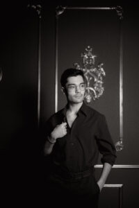Erwan, modèle photo amateur, photographié en studio lors d’un stage photo à Lyon avec travail du portrait masculin et de l’attitude