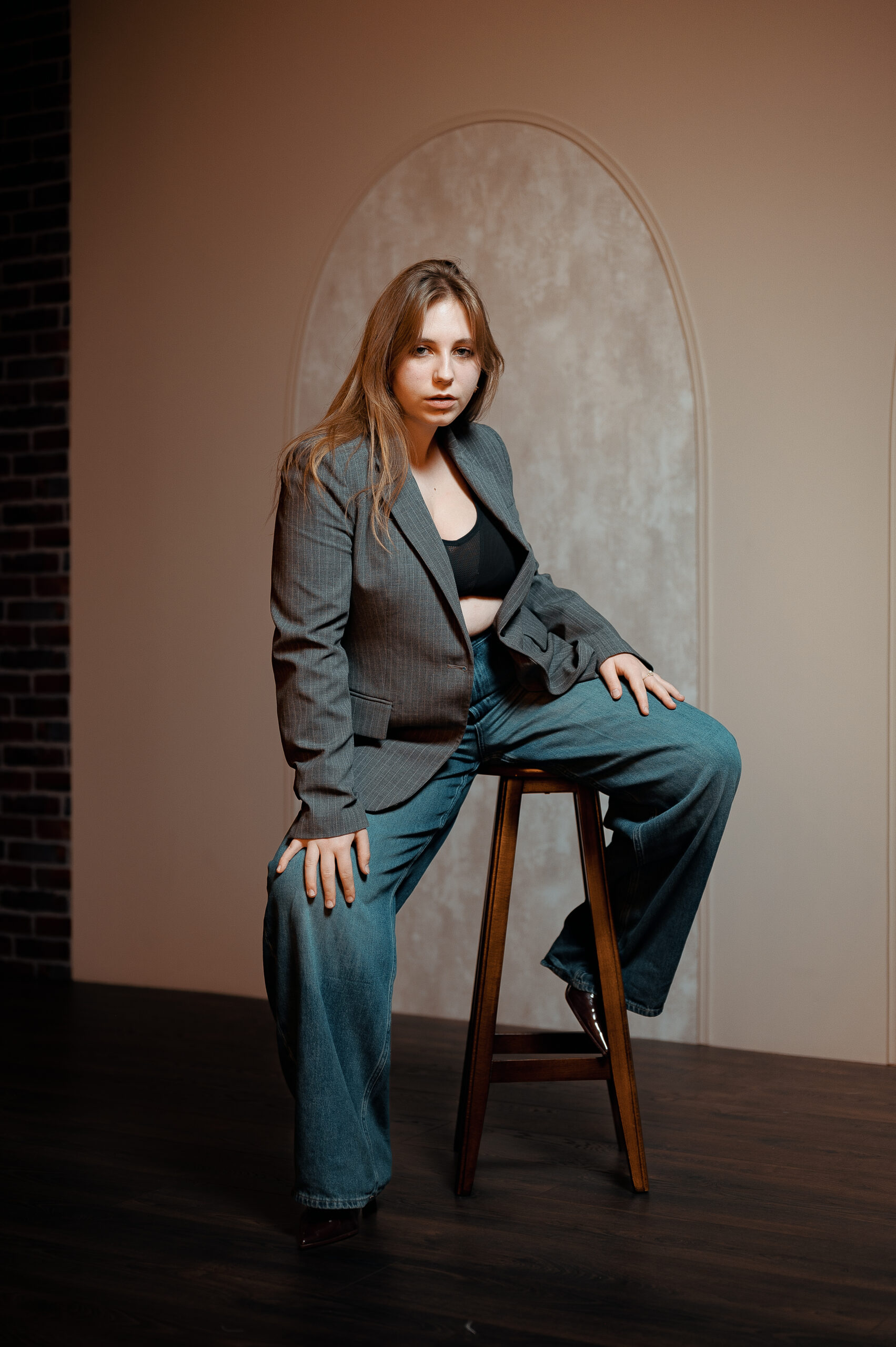 Emma, modèle photo amateur, photographiée en studio lors d’un stage photo à Lyon avec travail de la pose et de l’attitude