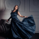 Melody, modèle photo amateur, photographiée en studio lors d’un stage photo à Lyon avec travail du mouvement et de la robe