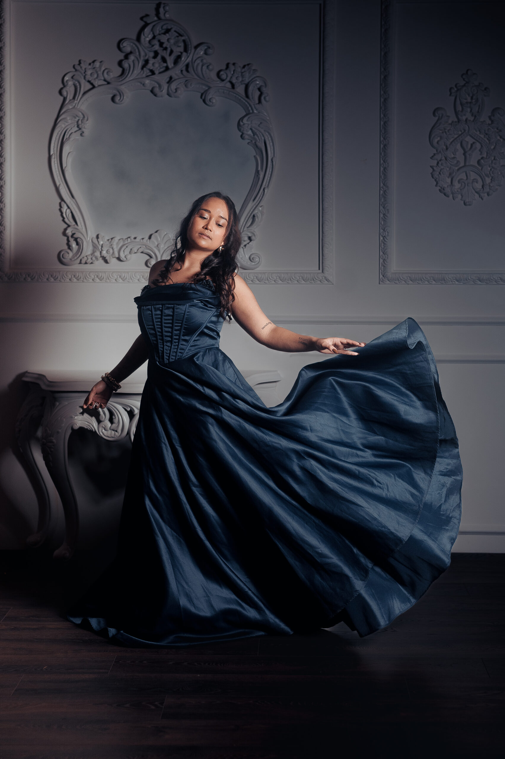 Melody, modèle photo amateur, photographiée en studio lors d’un stage photo à Lyon avec travail du mouvement et de la robe