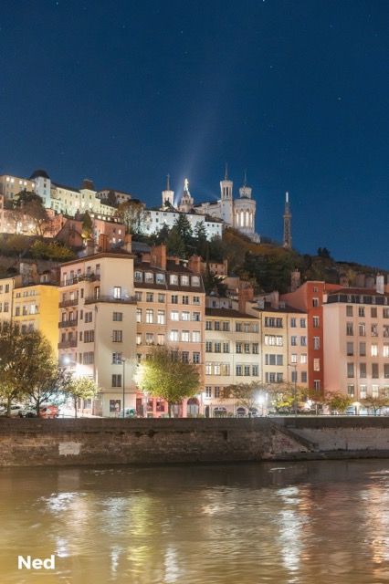 Photo de nuit en pose longue de Lyon avec filés lumineux et colline de Fourvière