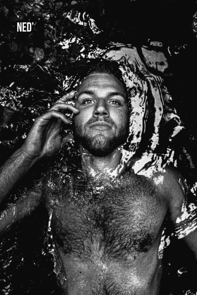 Portrait en noir et blanc d’un participant dans l’eau lors d’un atelier photo en cascades – Lyon Sortie Photo