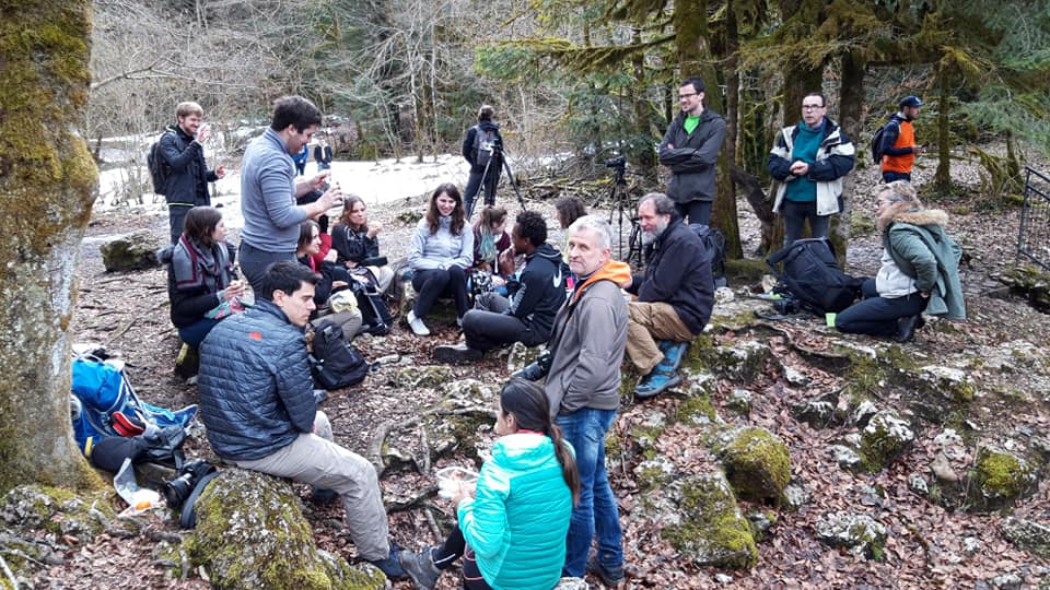 Backstage d’un atelier photo en cascades : groupe de participants en pause technique en forêt – Lyon Sortie Photo
