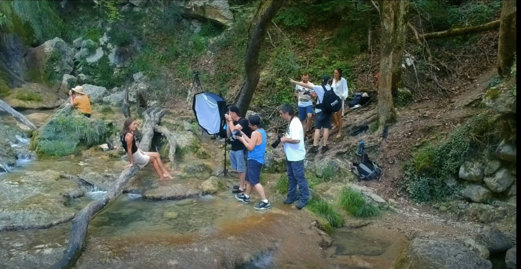 Backstage atelier photo en cascades : participants en prise de vue portrait avec octabox au bord de l’eau – Lyon Sortie Photo