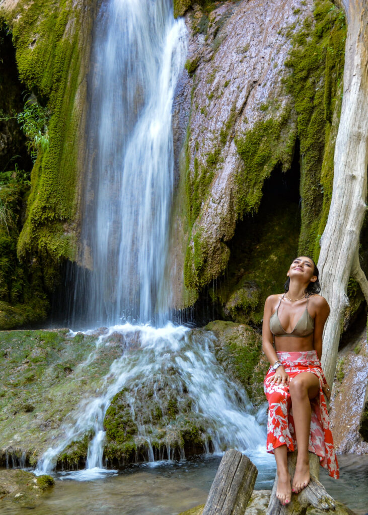 Modèle posant près d’une cascade lors d’un atelier portrait en nature – Lyon Sortie Photo
