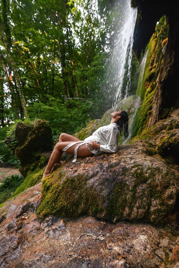Portrait de modèle en extérieur près d’une cascade lors d’un atelier photo nature – Lyon Sortie Photo
