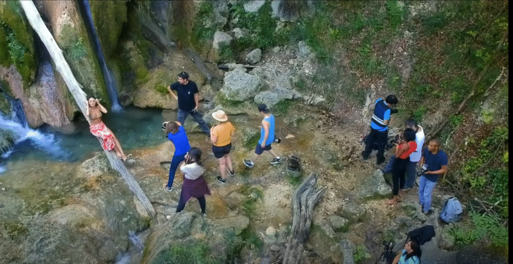Vue d’ensemble d’un atelier photo en cascades : participants en séance portrait au bord de l’eau – Lyon Sortie Photo