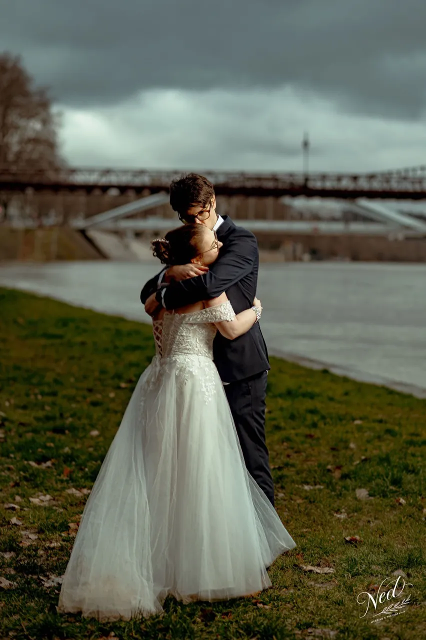 Couple marié sur les bords de Saône — Lumière Rembrandt, ciel nuageux
