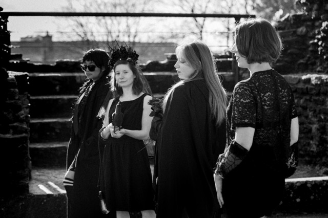 Quatre femmes en noir posant lors d'un stage photo sur site historique