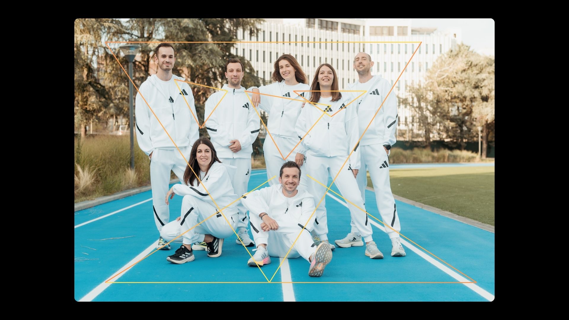 Équipe de sept personnes en tenue blanche posant sur un terrain de sport bleu à Lyon