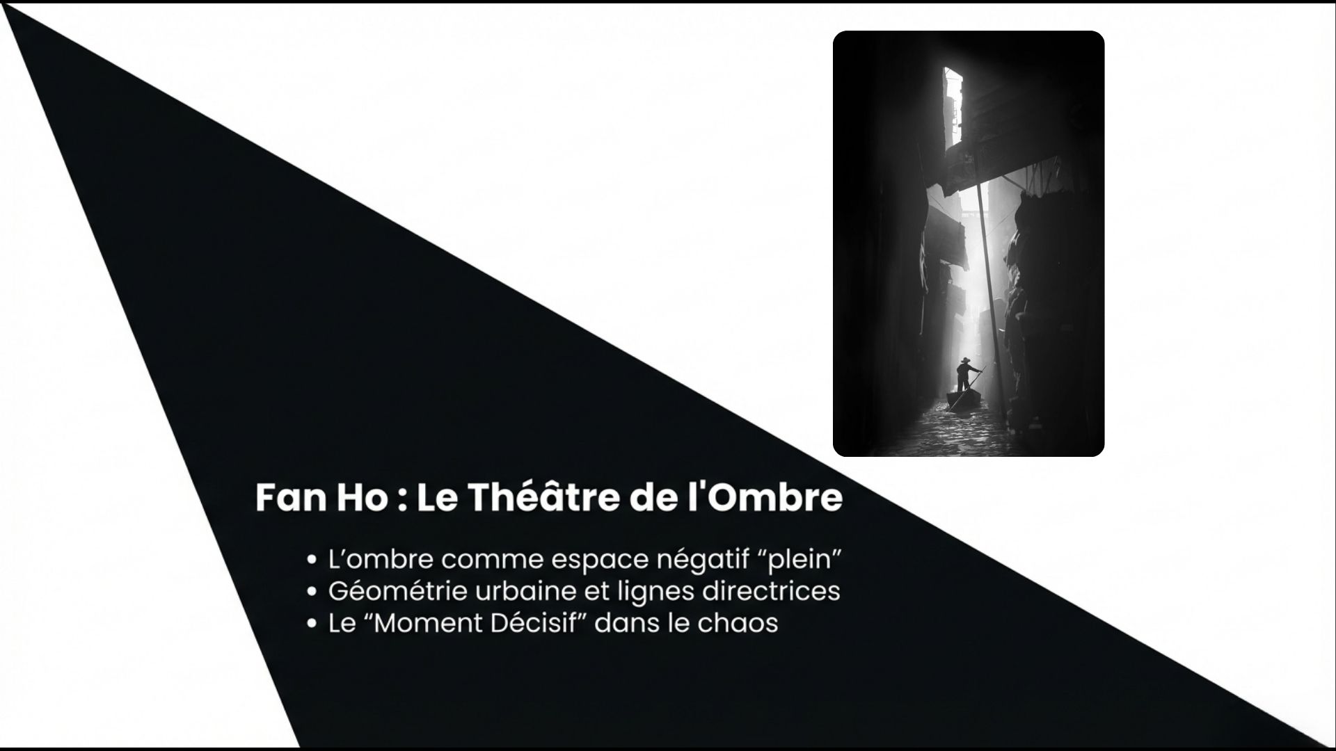 Silhouette d'homme dans passage souterrain avec lumière zénithale, composition géométrique noir et blanc