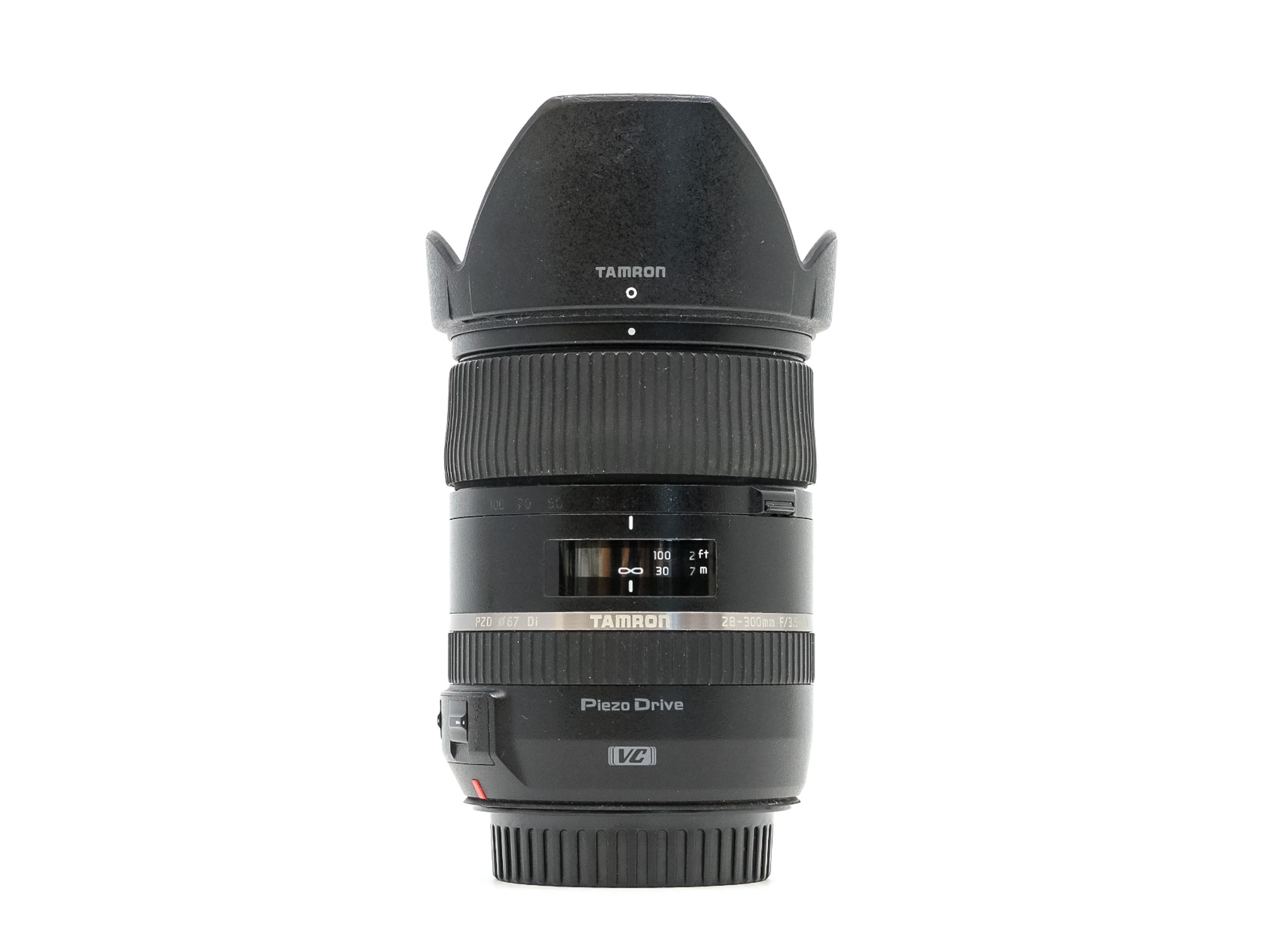 Objectif photographique Tamron noir avec pare-soleil, monture Piezo Drive, vue de face fond blanc