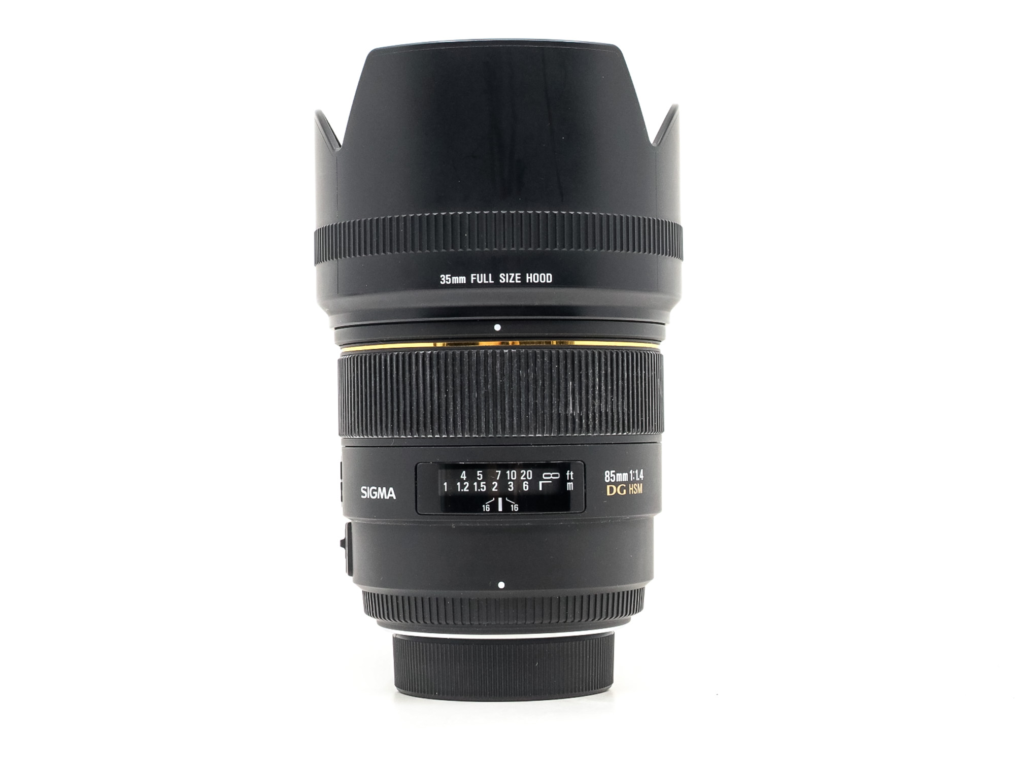 Objectif Sigma 85mm f/1.4 DG HSM avec parasoleil, vue de profil sur fond blanc