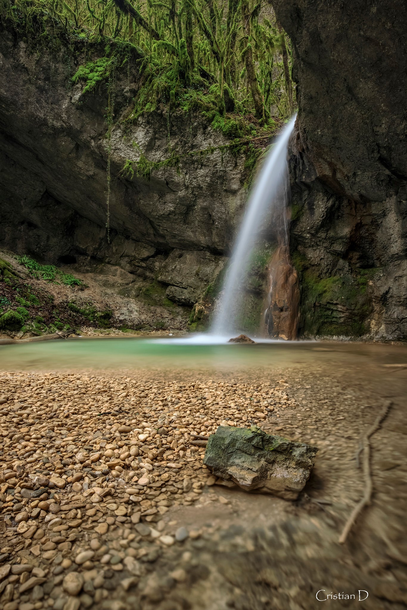 Explorer les cascades secrètes de l'Ain